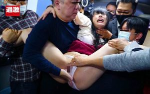 複数出演　善人一切ナシの途中下車は許されない痴漢バスに誤って乗車してきた美女の2穴処女を奪う吹っ飛び発狂イキSEX！