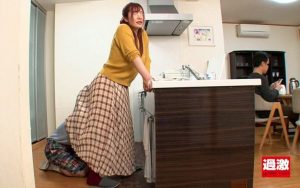 複数出演　自宅に来た甥っ子がまさかの大暴走で突然スカートの中に潜り込み激しいクンニ責めに声も出せずガクガク絶頂！