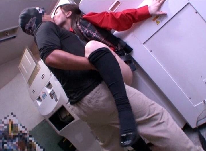 複数出演　突然の接触に戸惑い抵抗できずに硬直するバイト娘はバレないように接客していても死角で股間は湿りまくり！