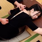 複数出演 葬儀社に勤務する私は弔問した喪服女性に睡眠薬入りのお茶を飲ませ昏睡させたあとに介抱するとみせかけて…!