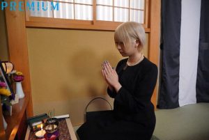 乙アリス　喪服姿の金髪巨乳ギャル人妻が法事で久々の旧友たちとの再会しイッキを始めて泥酔乱交乱みんなで中出し痴気騒ぎ！