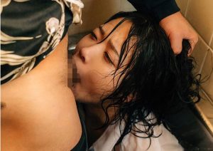 二葉エマ　幼少期から父親のように慕ってた父の幼馴染オジに突然犯されて…親には言えない入浴約15分間の背徳性交！